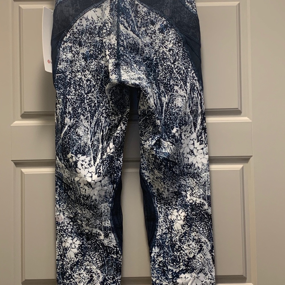Lululemon Never Still Crop, size 6 - Picture 2 of 3